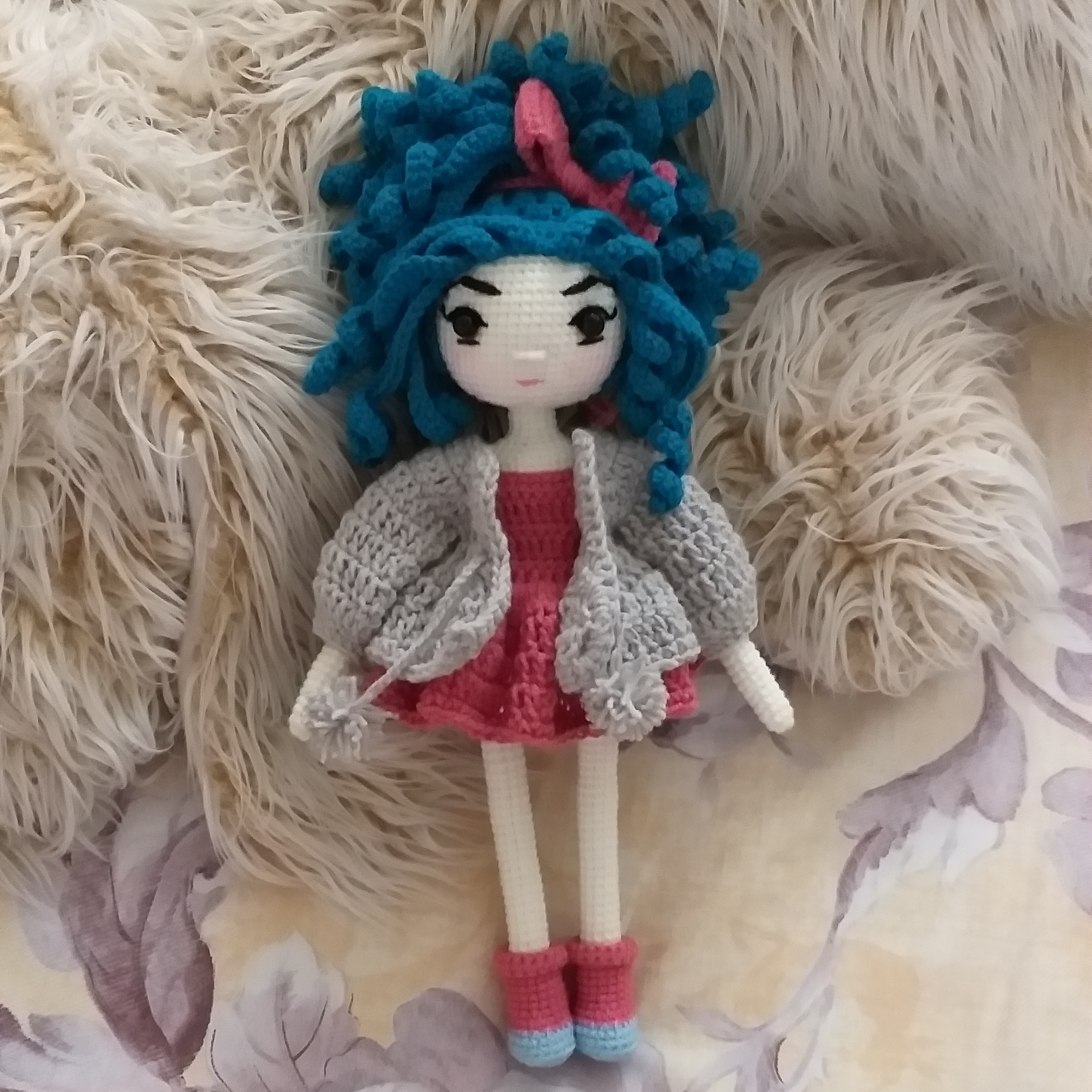 دختر  مو آبی بافته شده با قلاب قابل شستشو قد 32 سانت وزن 300 گرم زیبا و دوست داشتنی