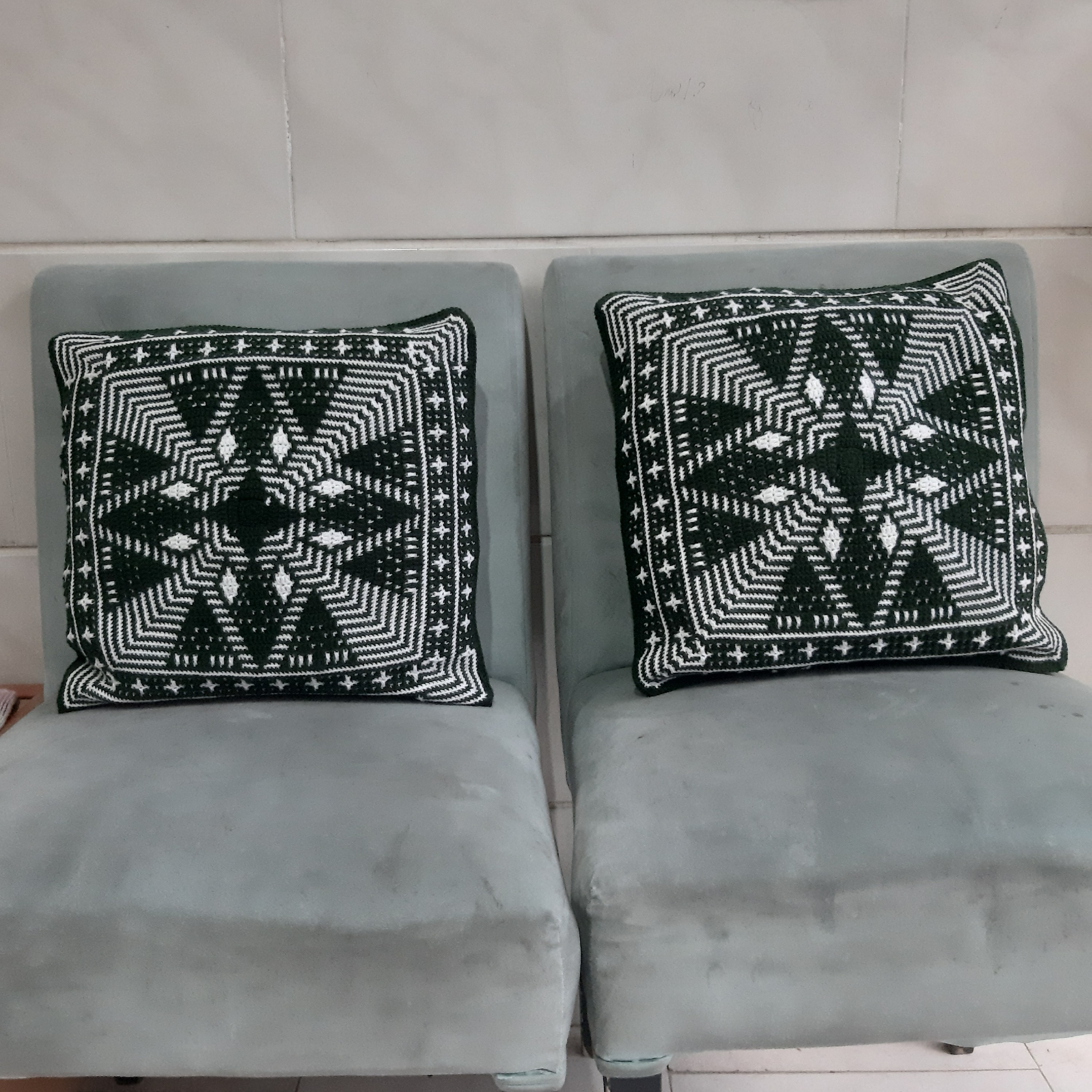 کاور کوسن  دارای دکمه  دست بافت قابل سفارش در رنگهای دلخواه