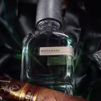 عطر مگاماره خالص درجه یک  (قیمت به ازای هر گرم عطر خالص میباشد..حداقل خرید 4 گرم)