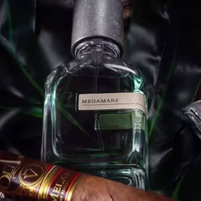 عطر مگاماره خالص درجه یک  (قیمت به ازای هر گرم عطر خالص میباشد..حداقل خرید 4 گرم)