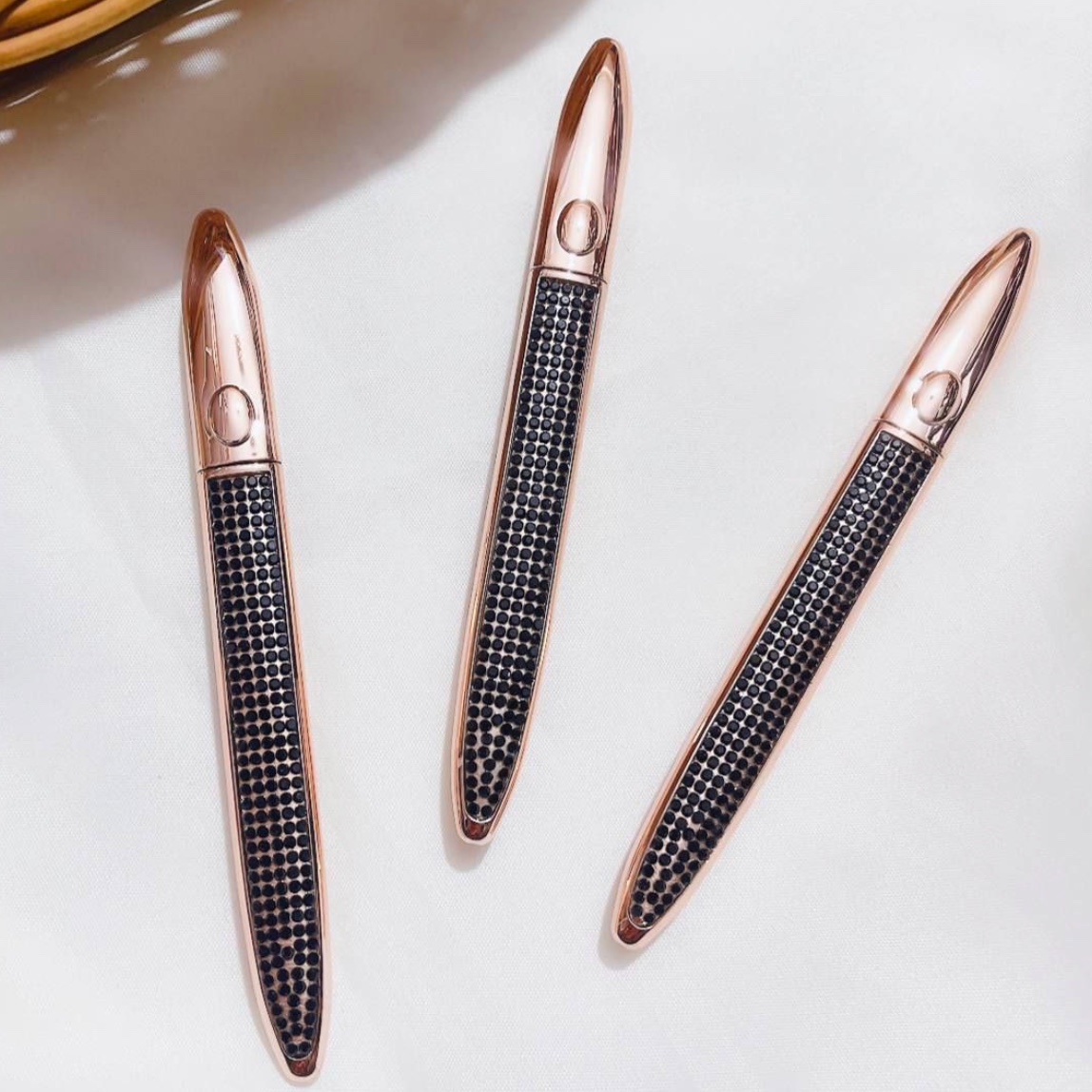 خط چشم ماژیکی نگینی مات و ضد اب رومانتیک 