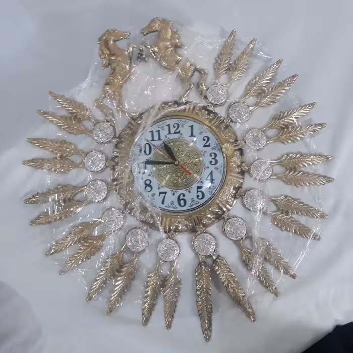 ,ساعت زیبا برنجی با نگینهای بزرگ وطرح خورشید 