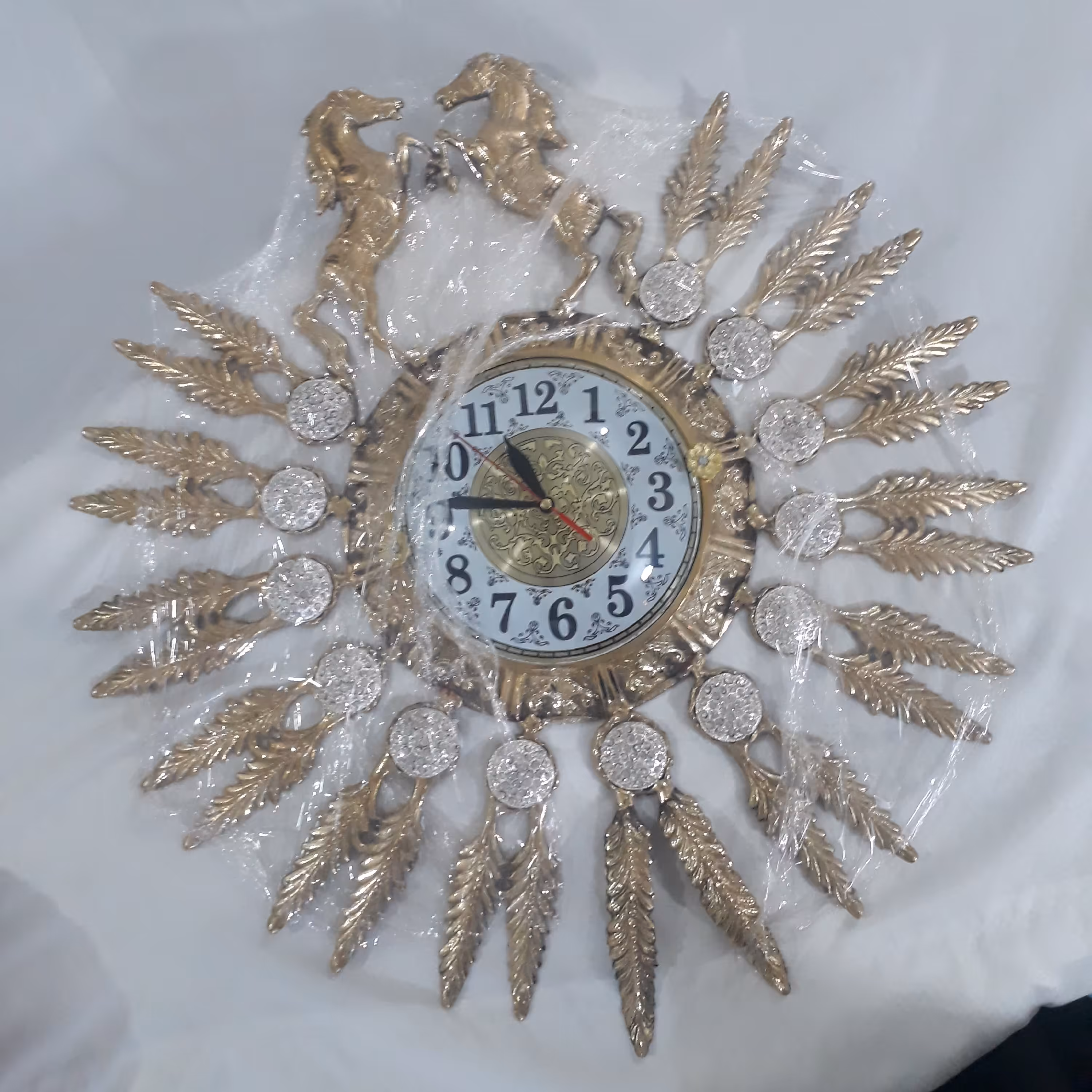 ,ساعت زیبا برنجی با نگینهای بزرگ وطرح خورشید 