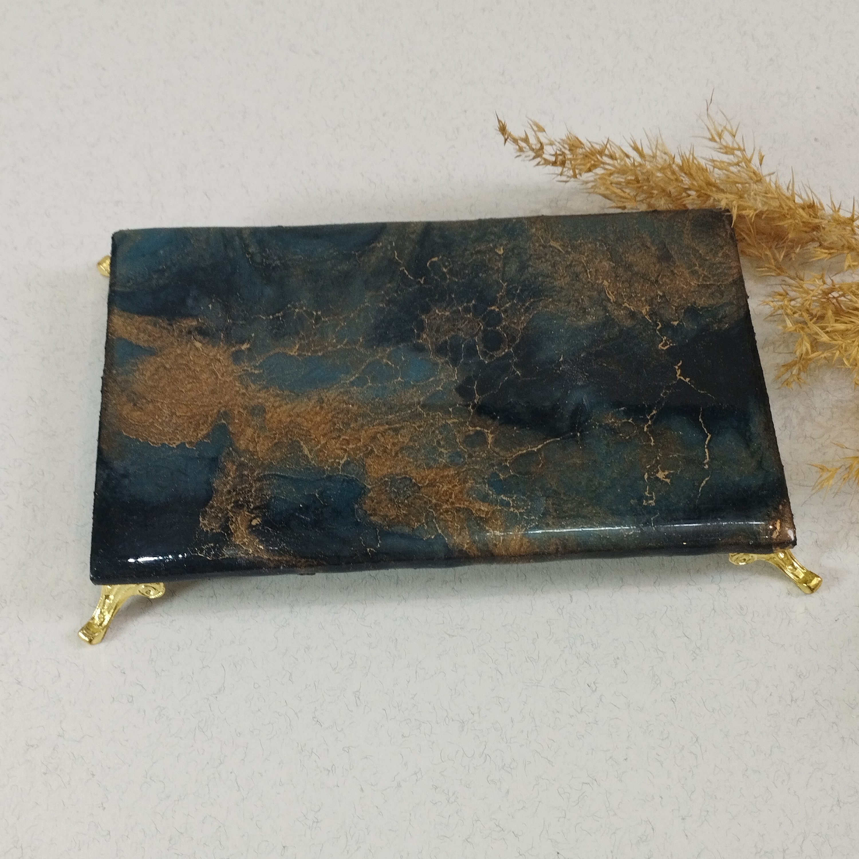 تخته سرو رزینی طرح کهکشان کارشده روی چوب  پایه دار 