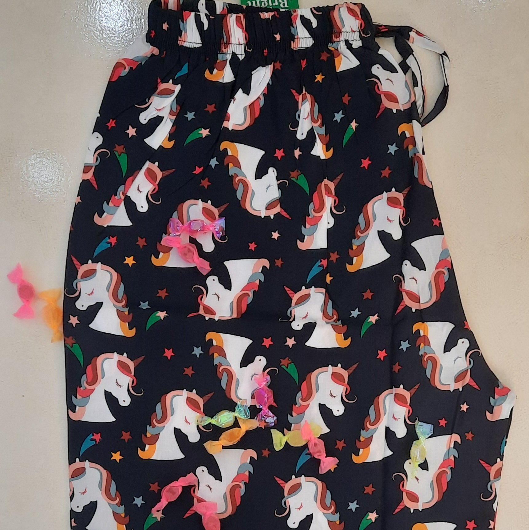 شورتک  نخی  طرح  اسب تک شاخ  سیاه مدل  قبل از سفارش  حتما موجودی چک نمایید 