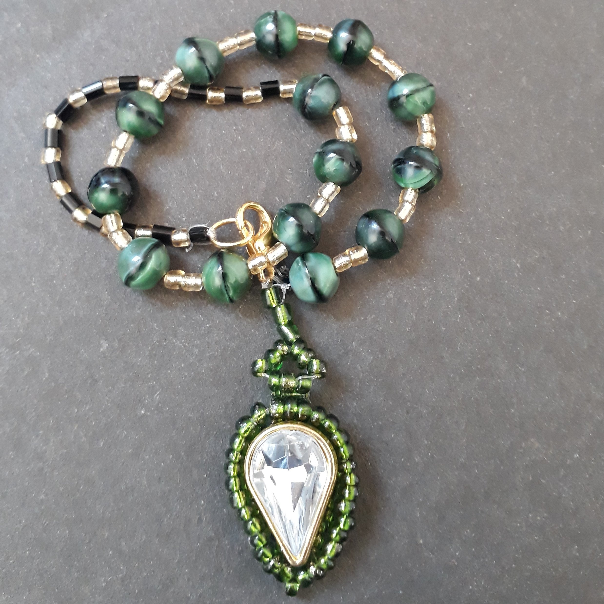 دستبند نگینی برگ ساخته شده با چشم ببر سبز و منجوق کریستال  