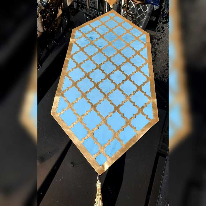 رومیزی جلومبلی مخمل و چرم رنگ مخمل آبی و چرم طلایی و نقره ای و طلایی مات سایز 90در40