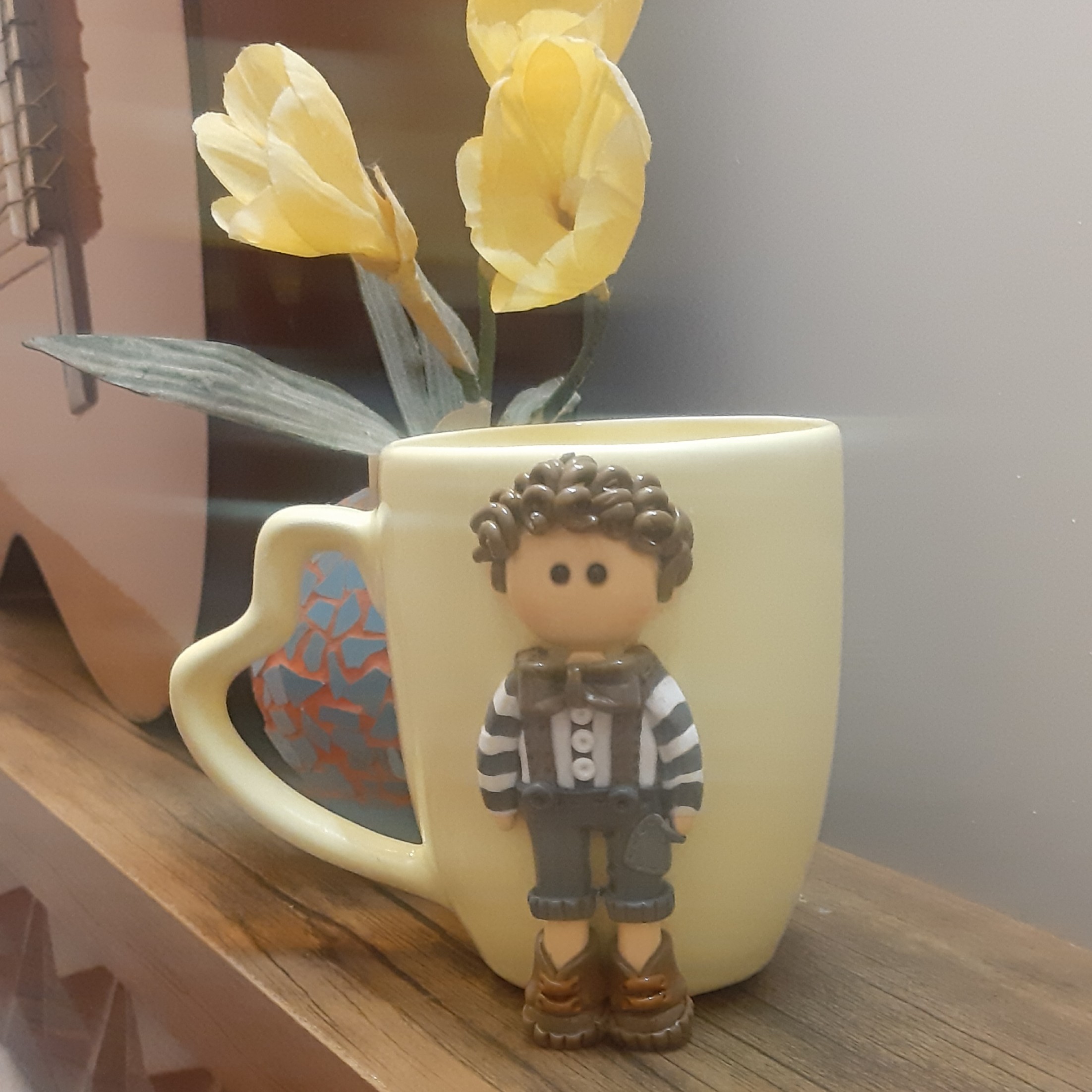 ماگ عروسکی خمیری پسر  مو فرفری 