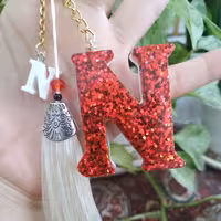 جاکلیدی حروف لاتین با شاین قرمز و اویز کوچک و منگوله 