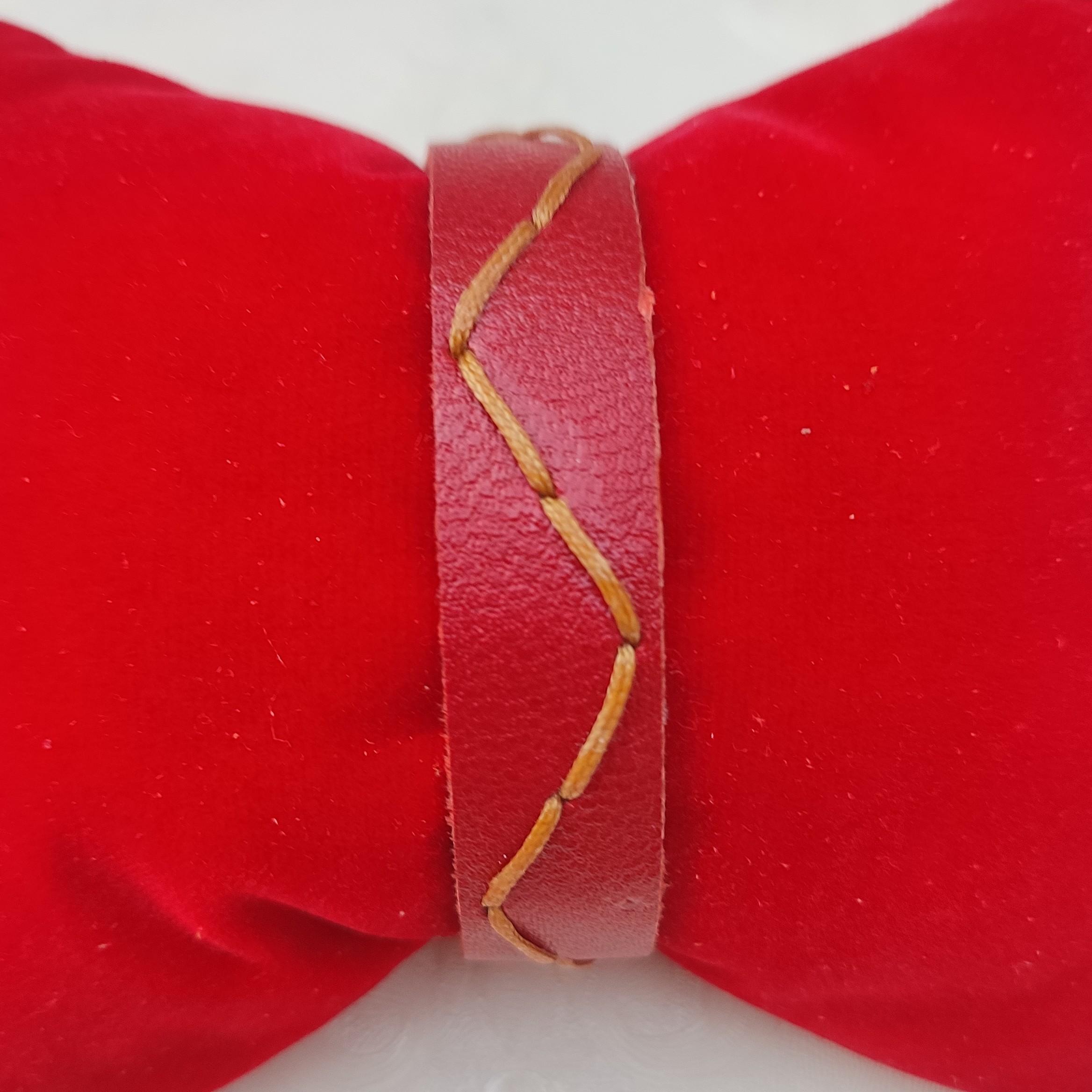 دستبند چرم طبیعی دست ساز و دست دوز بسیار شیک و زیبا ارسال رایگان     