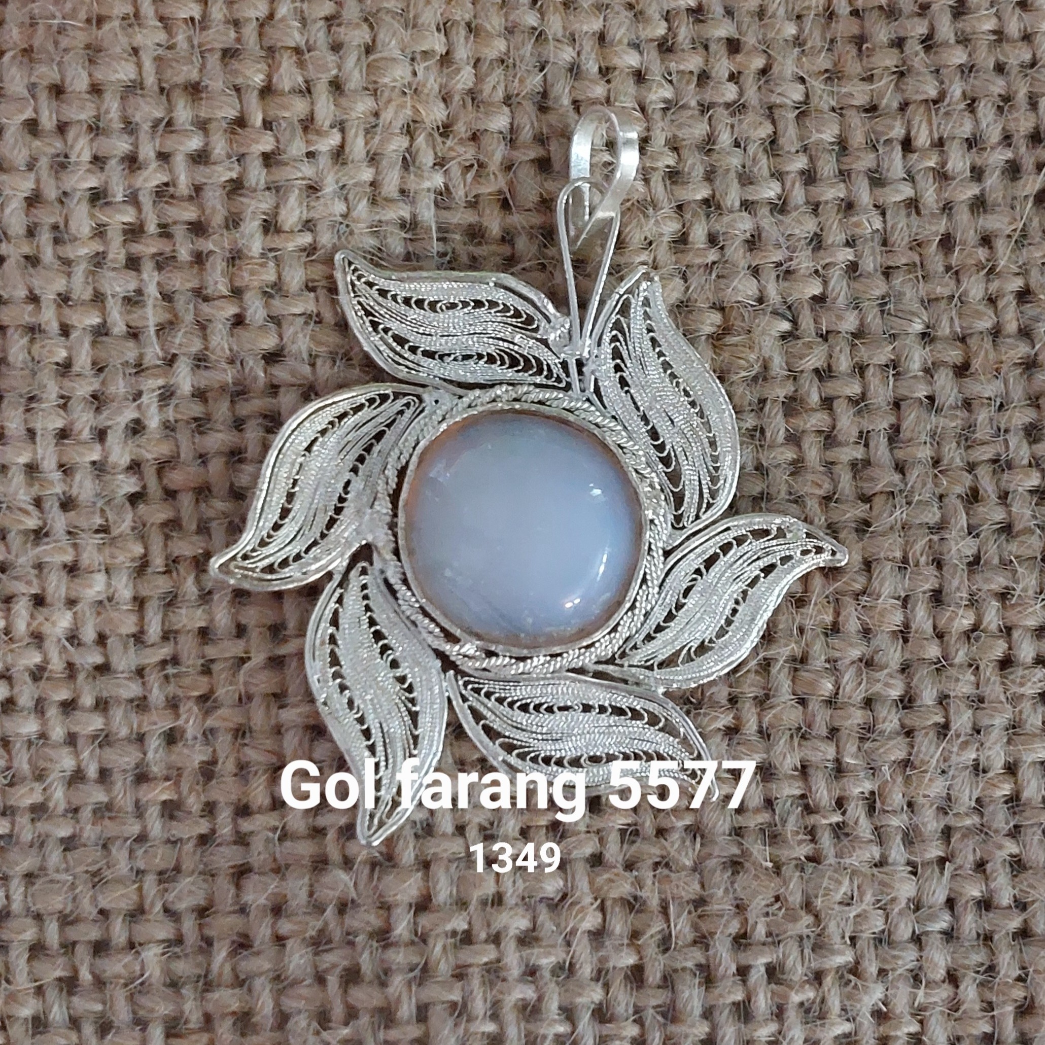 گردن آویز طرح گل،جنس نقره خالص 999،نگین اوپال،وزن خالص بدون نگین 6گرم و700صوت،ابعاد 4.5در4.5