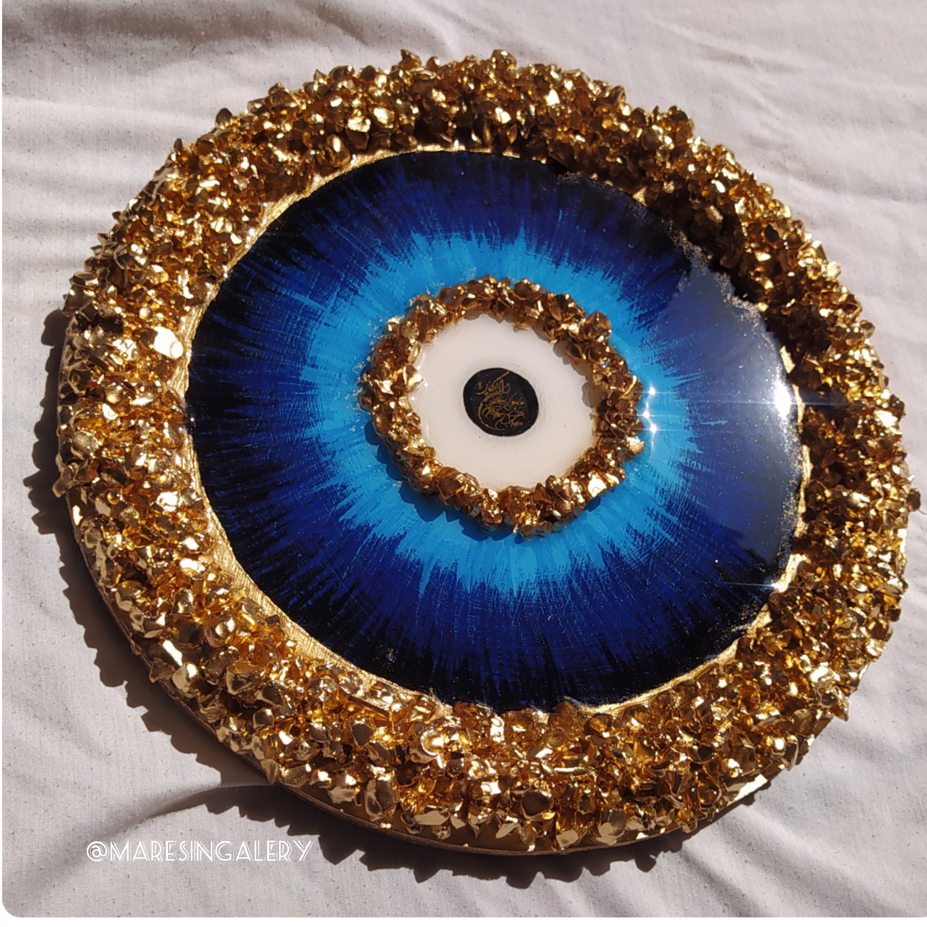 چشم نظر رزینی، قطر 30 سانتی متر ، ساخته شده از کریستال و رنگ و رزین روی چوب 