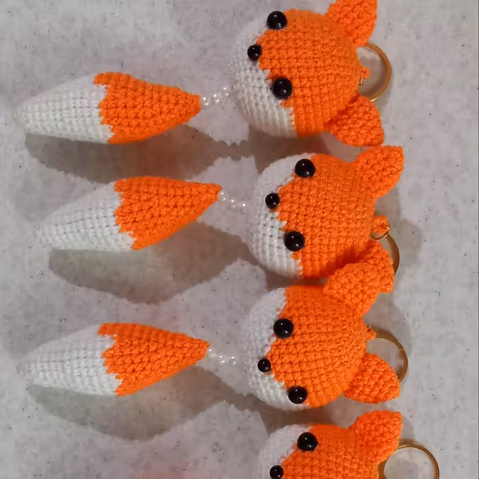 سرکلیدی روباه نارنجی و سفید فقط سر و دم در اندازه 15 سانتی