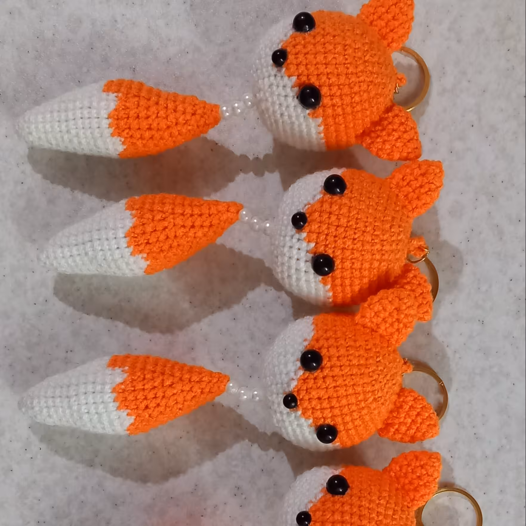 سرکلیدی روباه نارنجی و سفید فقط سر و دم در اندازه 15 سانتی