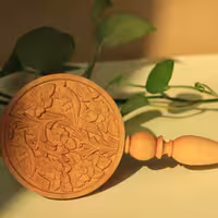 آینه  دسته دار چوبی منبت کاری شده