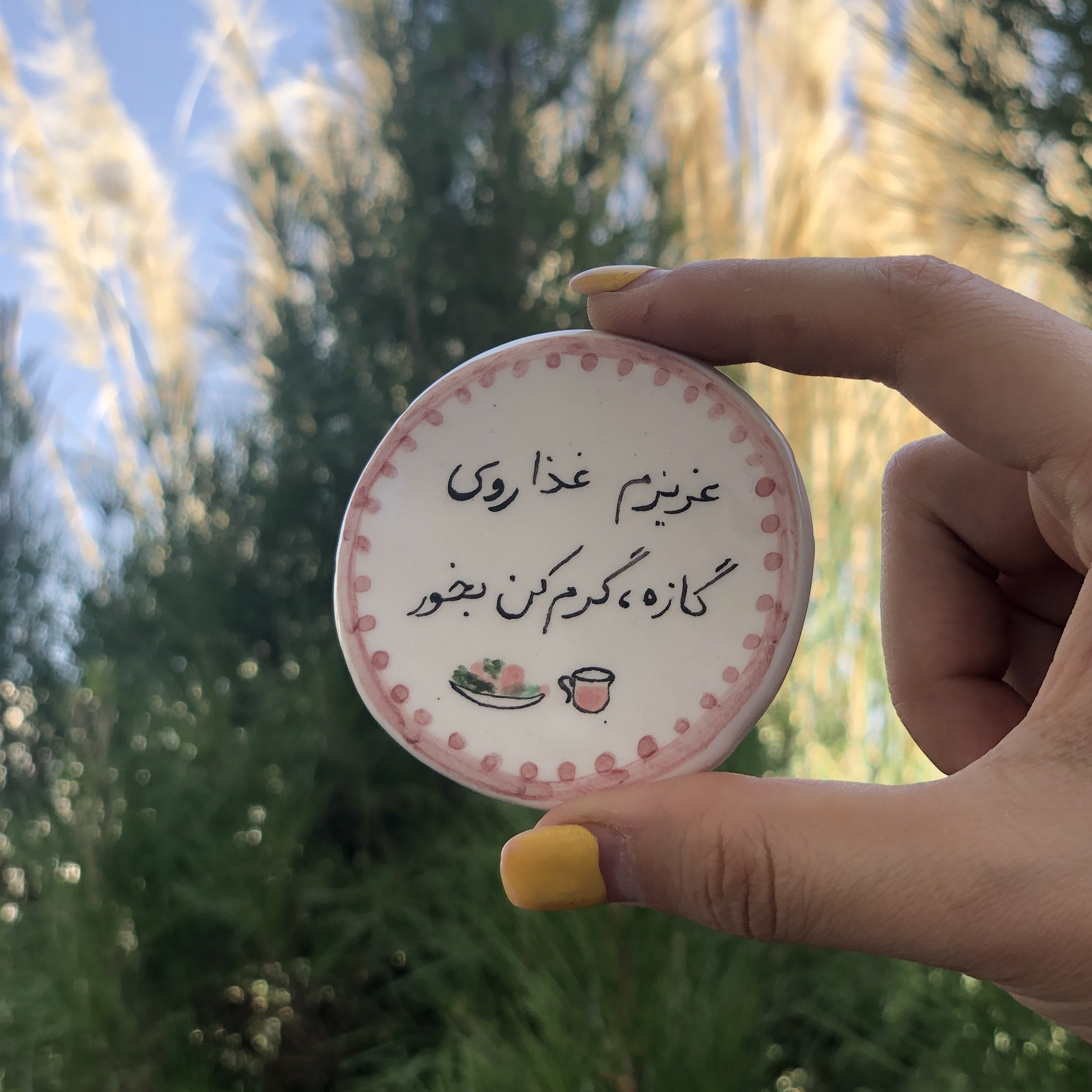 مگنت دستساز سرامیکی قطر6 بدنه سفید و نقاشی شده وزن50گرم
