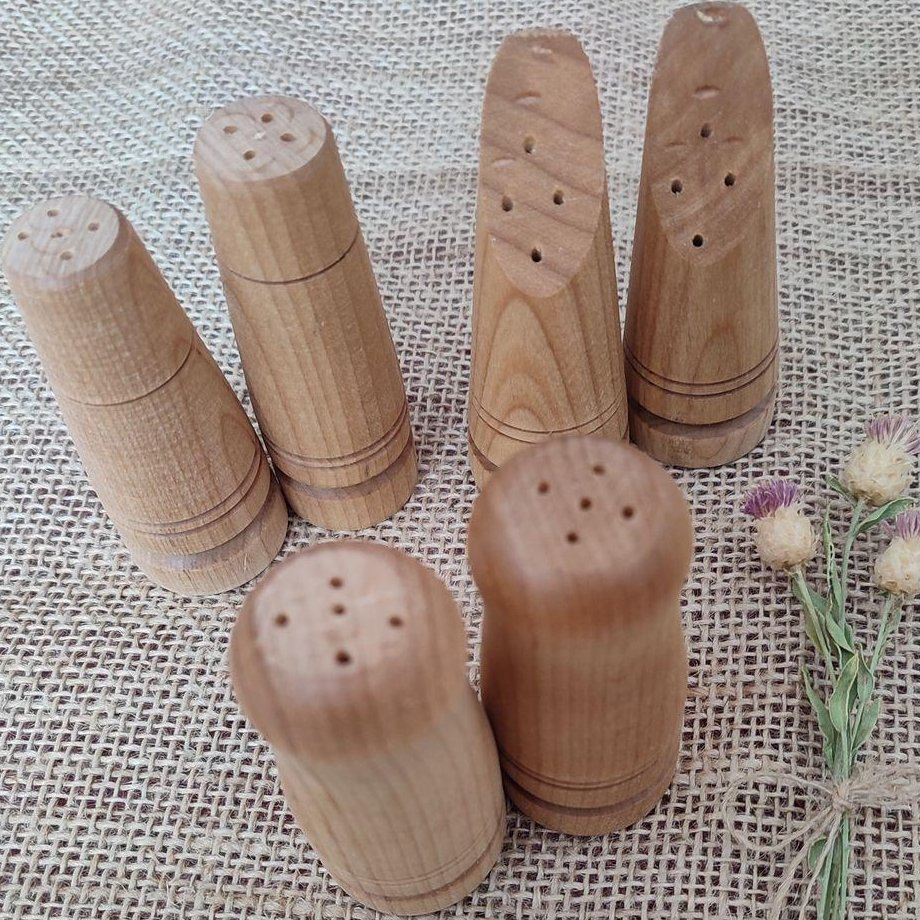 نمکدان چوبی خراطی شده در اندازه 10 سانتیمتر روغن خورده