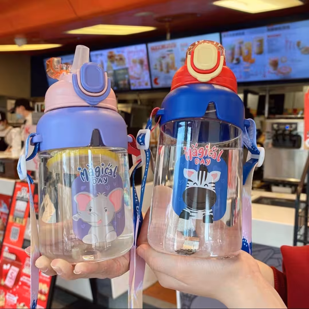 قمقمه آب نی دار  دانش آموزی با بند رو دوشی حجم 650 میلی لیتر