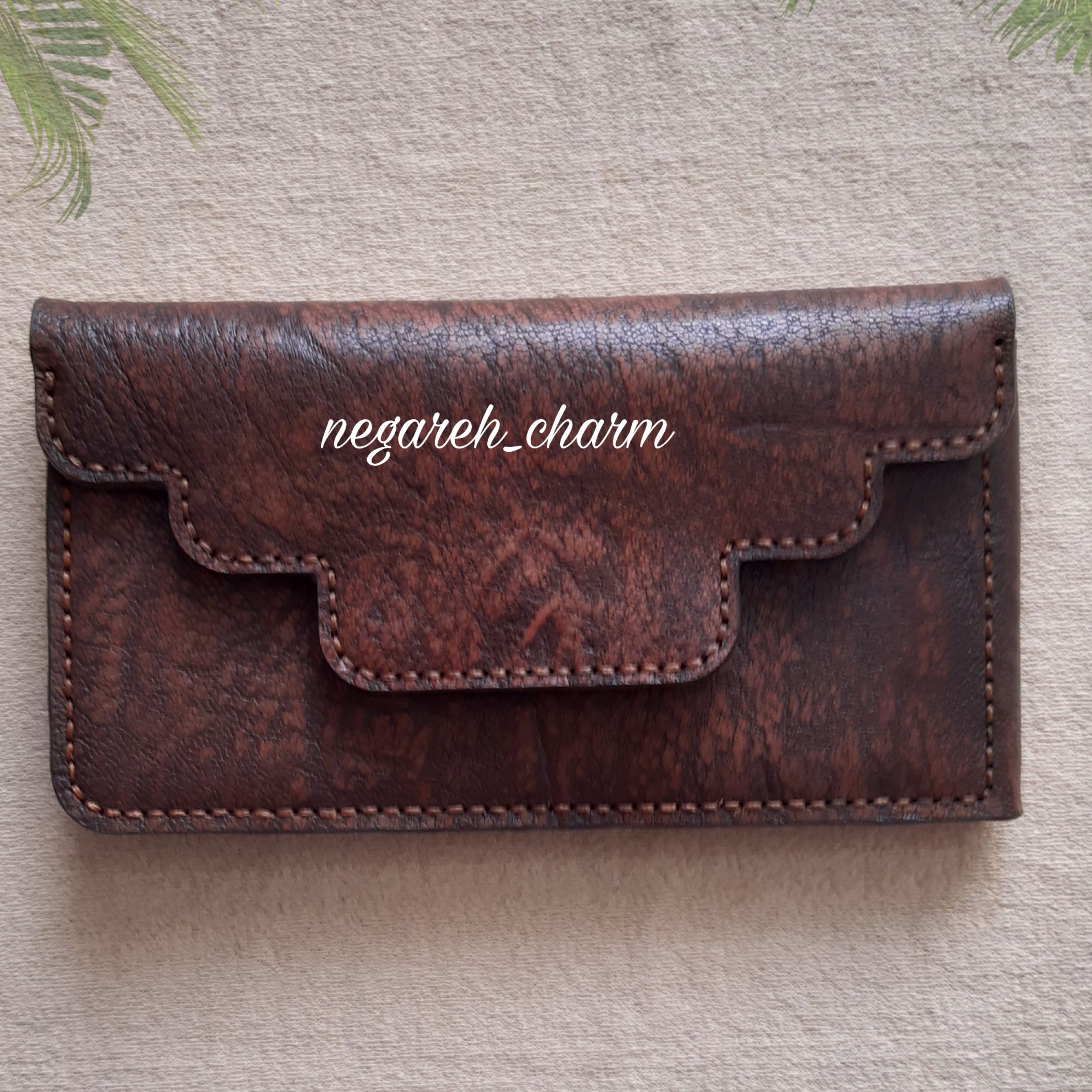 کیف پول دارای 9 جاکارتی و جای اسکناس ودسته چک طول 20عرض 10سبک وجادار