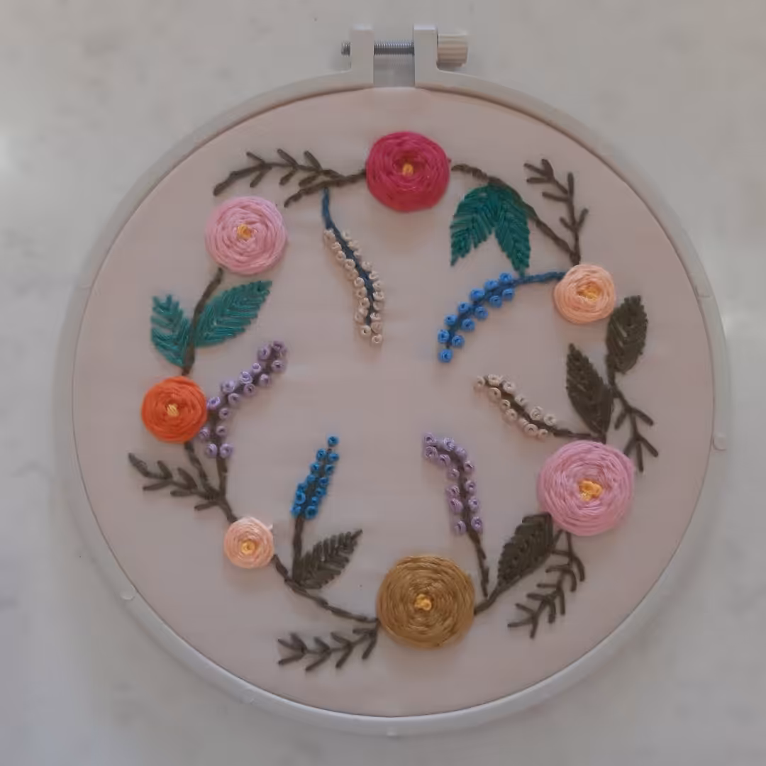 تابلوی گلدوزی شده کار دست دارای کارگاه پلاستیکی به اندازه ی 18 سانتی متر دوخته شده با نخ گلدوزی پارچه تترون کرم رنگ