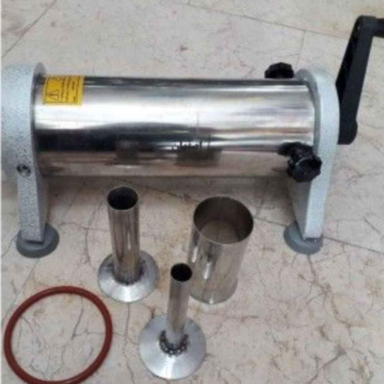 پمپ سوسیس استیل کالباس دارای سه سری برای هات داگ . سوسیس آلمانی ژامبون و کالباس و خلاصه هر نوعی از خانواده سوسیس و کالبا