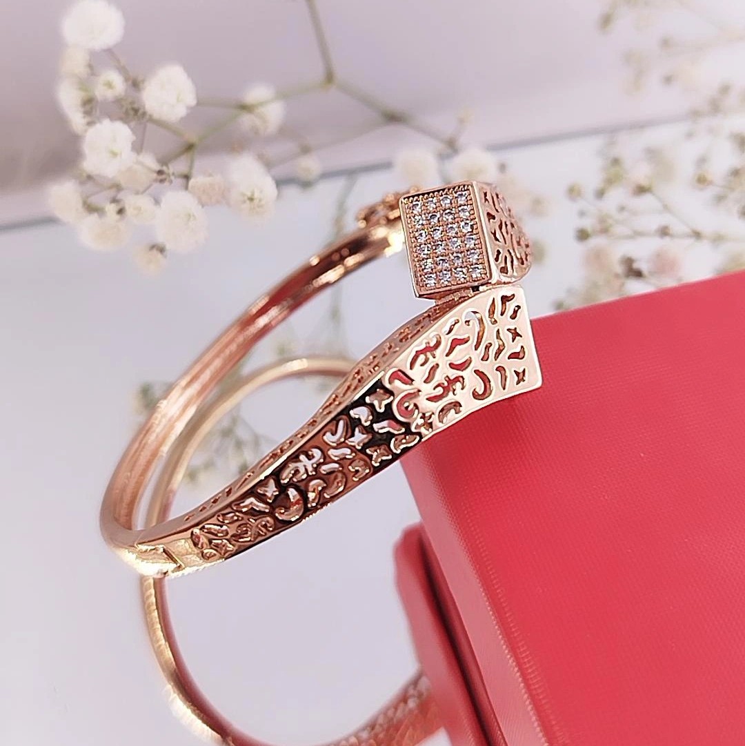 بدلیجات دستبند یا همون بنگل قفل دار با رنگ رز گلد