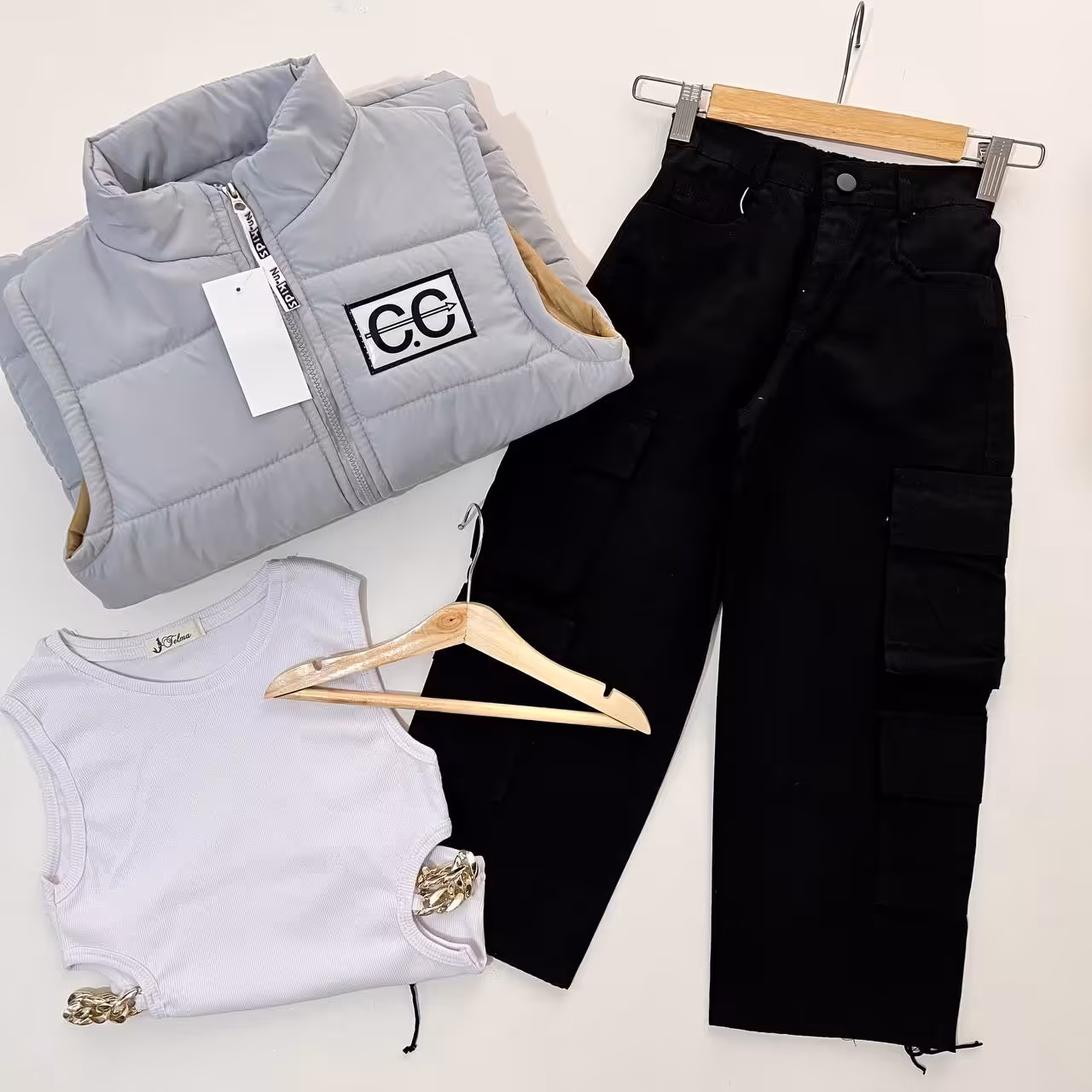 شلوار کارگو مشکی تنخور عالی کیفیت و دوخت تضمینی مناسب حدود سنی 7 تا 15 سال شیک و جذاب 