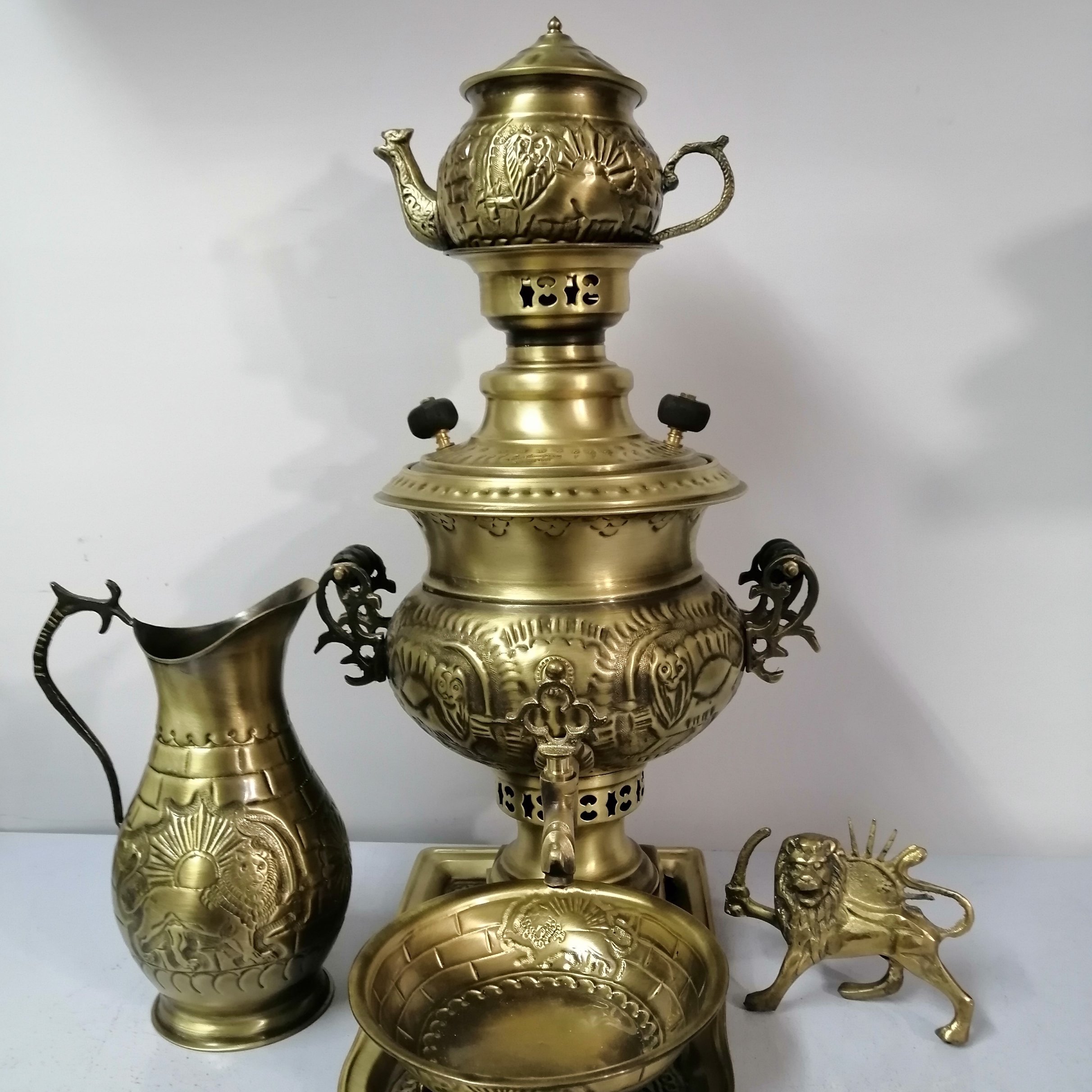 سماور زغالی 4لیتر قلم دست مدل شیرخورشید  با سرویس برنجی