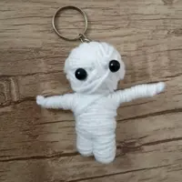 آویز جاکلیدی بافتنی دست باف طرح وودو دال (voodoo doll) رنگ سفید سفیرباف