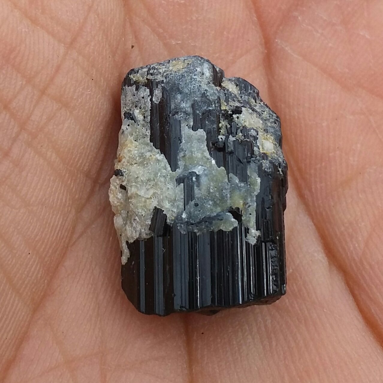 سنگ راف تورمالین شرول وارداتی ارزشمند شاهکار خلقت 100درصد طبیعی مناسب جهت کلکسیون و ساخت نگین کد 9533