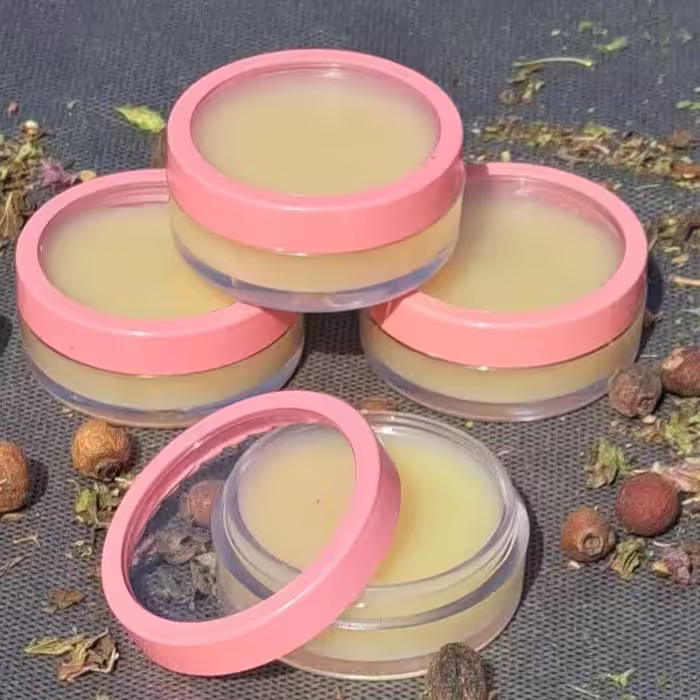 پماد مناسب ترک لب  و نرم کننده لب