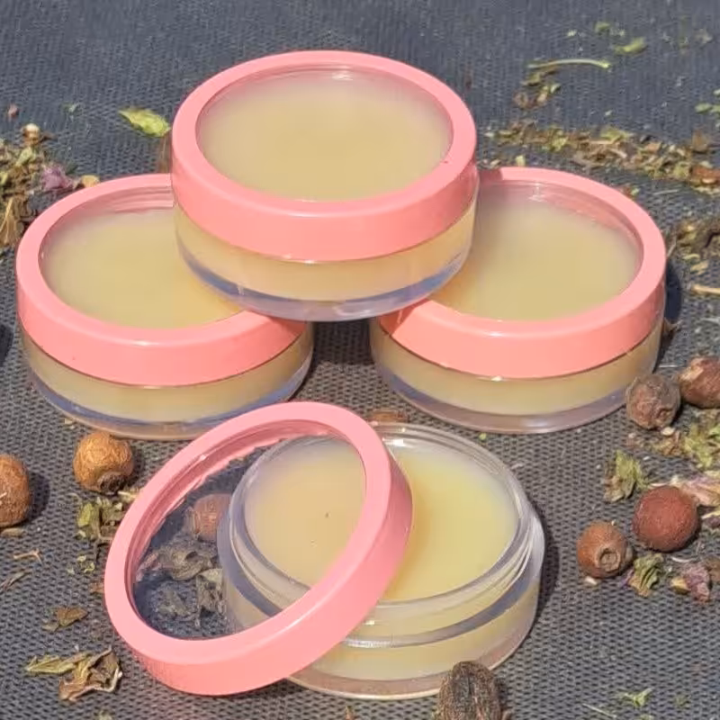پماد مناسب ترک لب  و نرم کننده لب