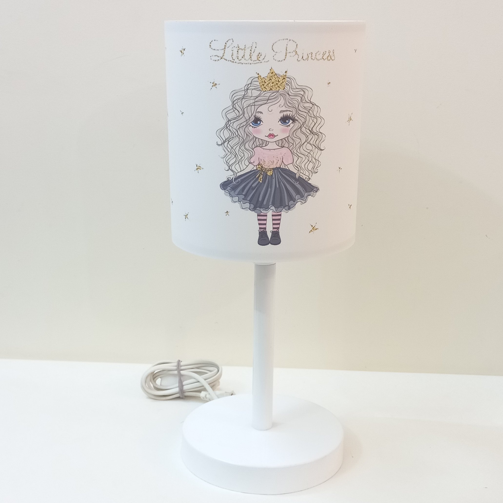 آباژور کودک طرح
پر طرفدار دختر موفرفری با زمینه سفید 