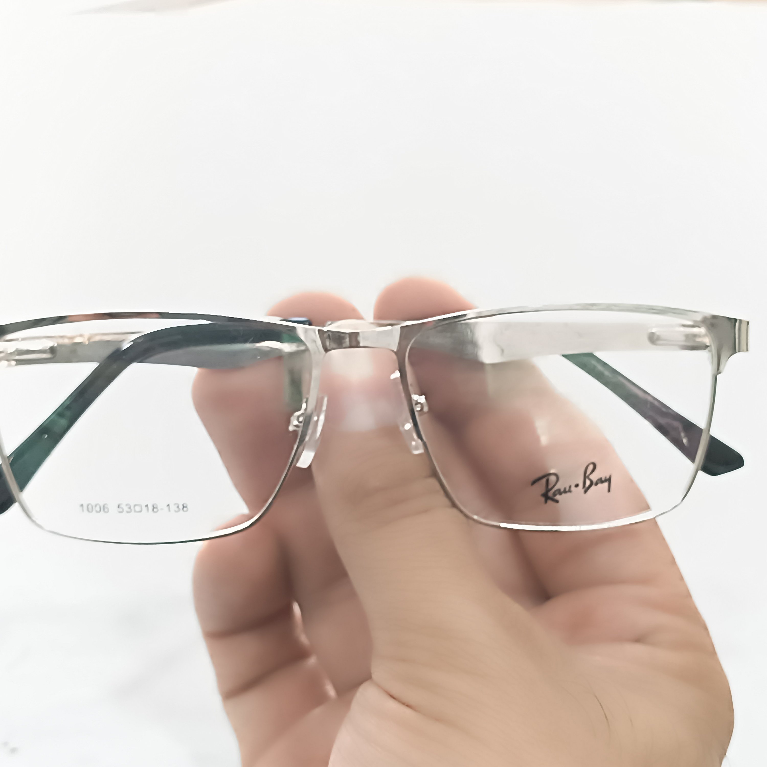 عینک طبی رنگ silver نقره ای با قابلیت تعویض عدسی های طبی نمره دار مدل تمام قاب فلزی دسته فنر دار
