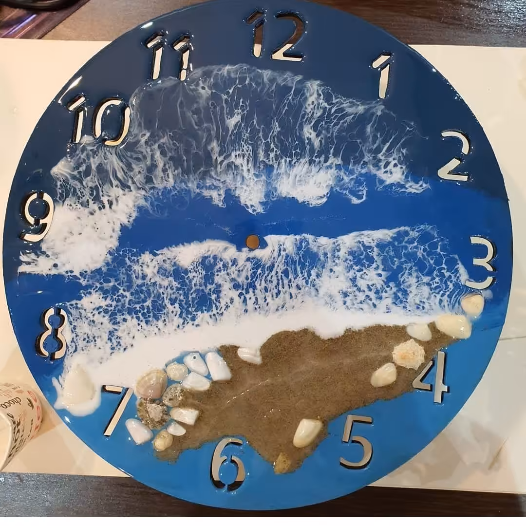 ساعت دیواری طرح  دریا  کار شده با چوب و رزین