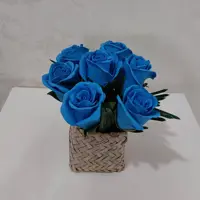 گلسازی گل همیشه بهار(7 شاخه گل رز با گلدان حصیری) 