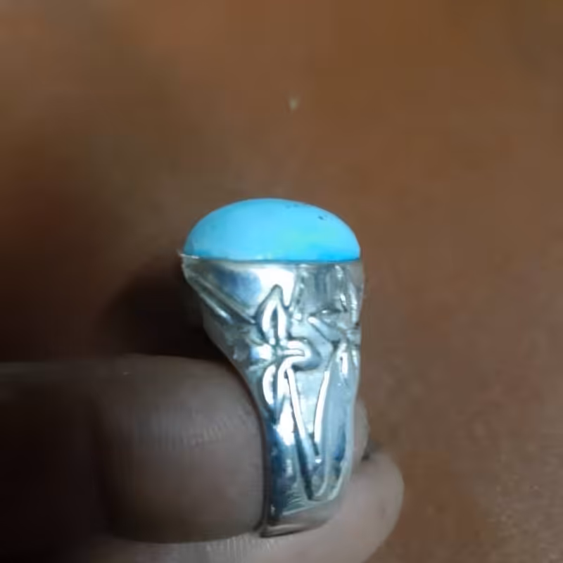 انگشتر فیروزه دست ساز با نقش گل نرگس البته میشود به جای فیروز عقیق هم بر روی رکاب گذاشت