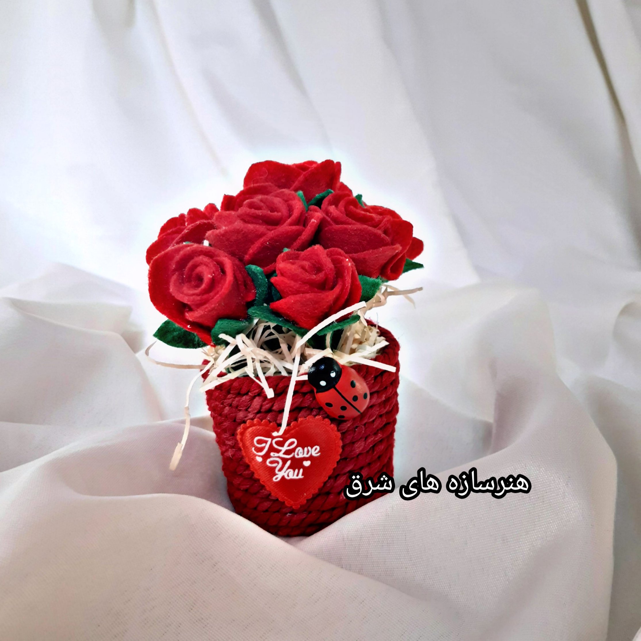 گلدان کنفی دستساز همراه با گلهای نمدی رز دست ساز