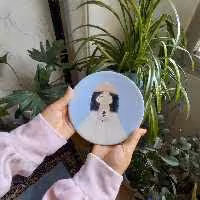 دیوارکوب سفالی دست ساز طرح دختر زمستانی