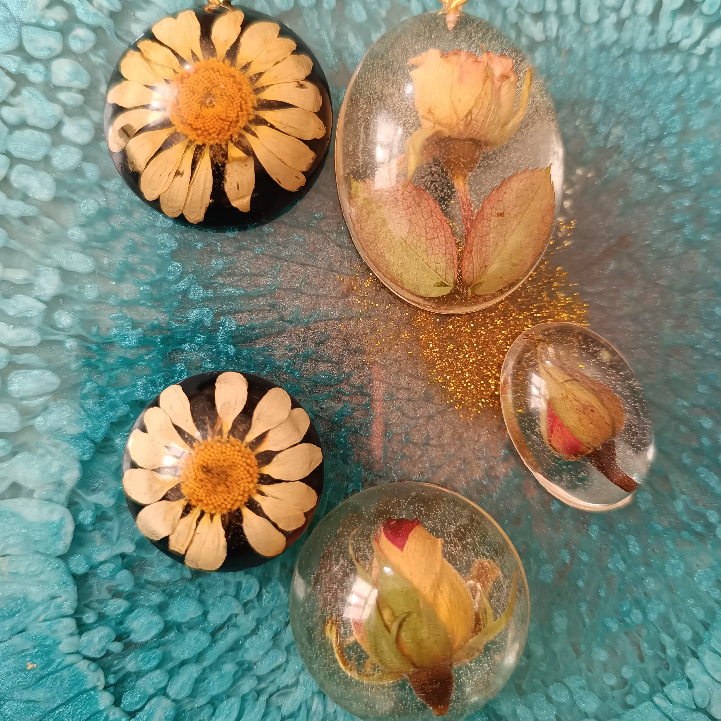 مگنت یخچال رزینی با رزین وگل های طبیعی بابونه وگل رز  