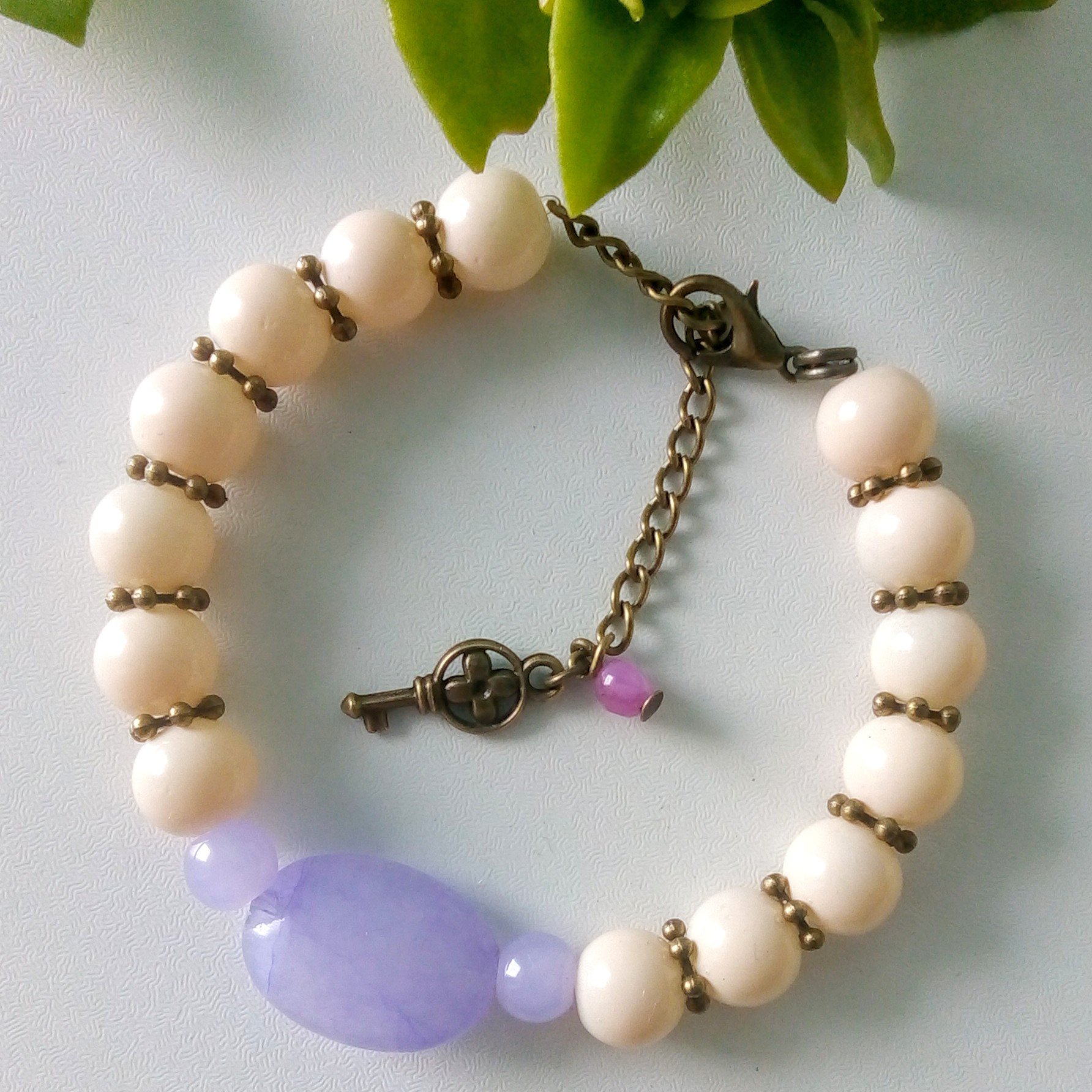 دستبند مروارید سنگی کرم و بنفش