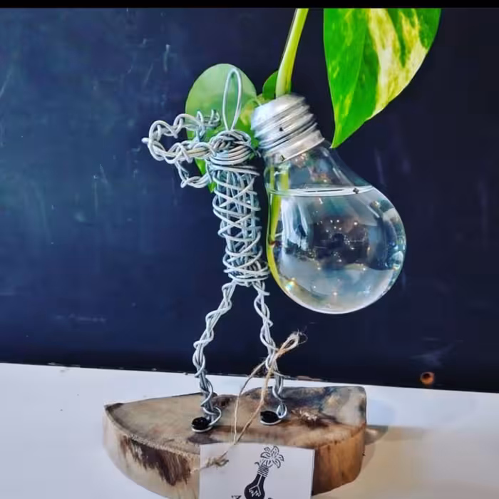 تندیس مجسمه مفتولی کولبر به همراه گل