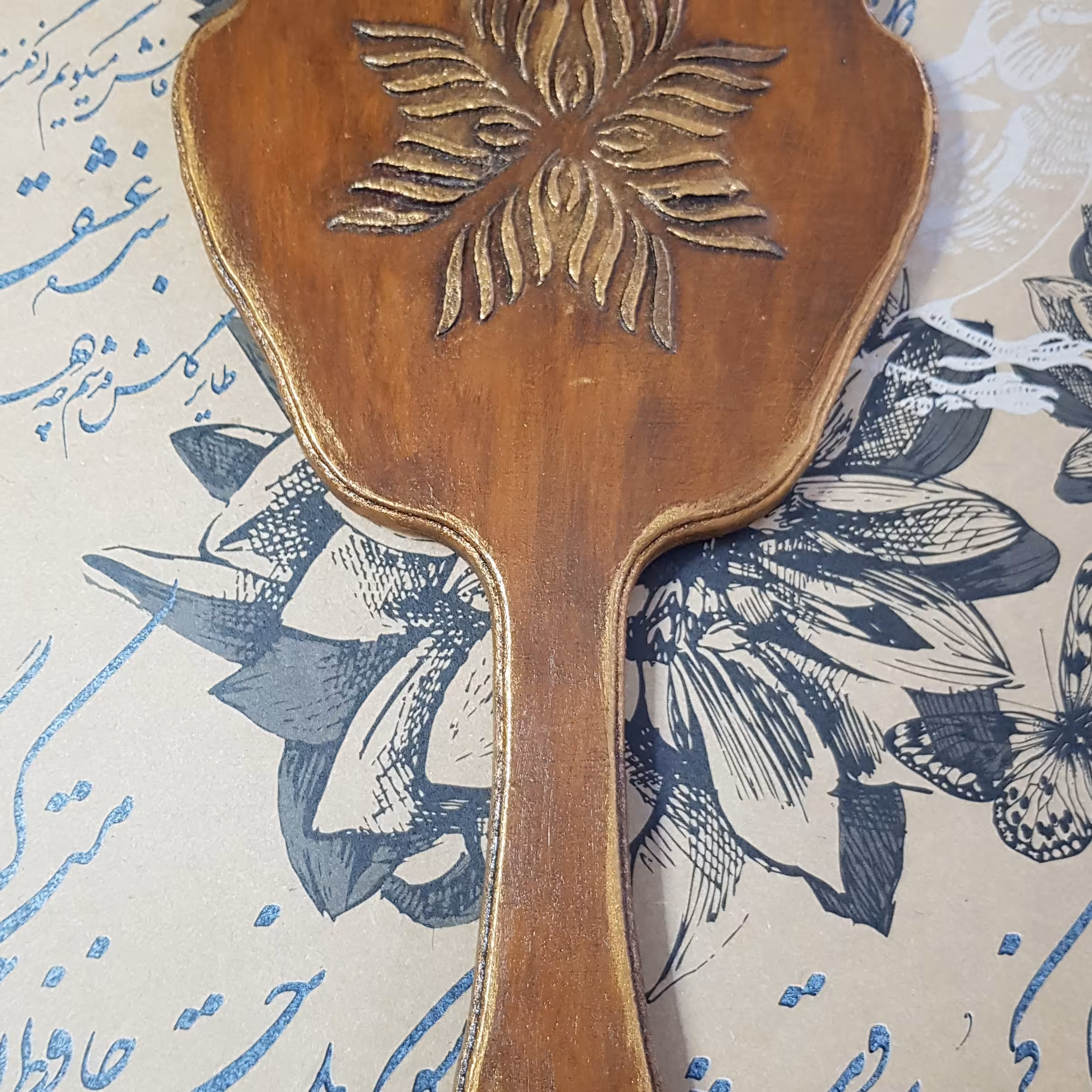 آینه ی دستی  کار شده با تکنیک نما منبت مناسب برای دکوری