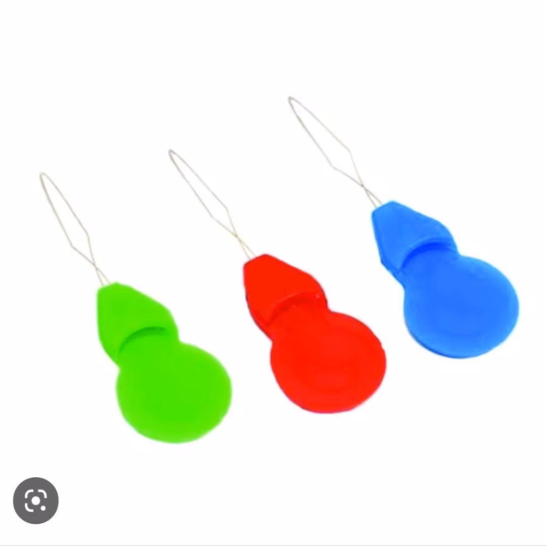 سوزن نخ کن پلاستیکی(ابعادپنج در یک ونیم)فروش دونه ای موجود در4رنگ