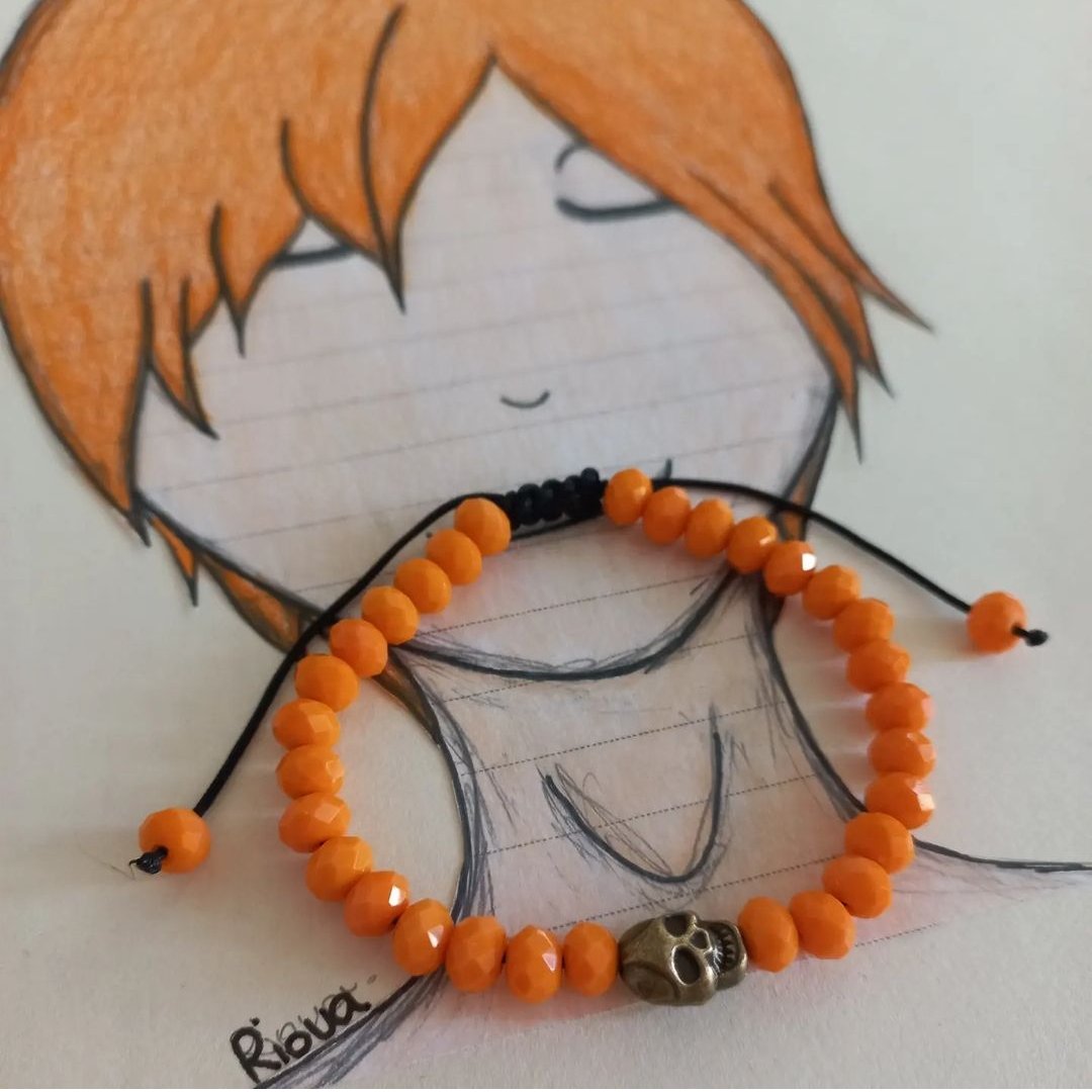 دستبند با مهره های الماسی نارنجی متوسط و نشانه ی اسکلت پتینه ای دست ساز ریووا