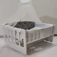 گهواره چوبی پارچه کرمی لمسه نسکافه ای بدنه سفید ابعداد 60*90 دیوانکو Divanco