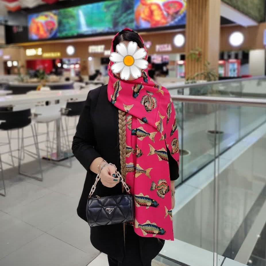 شال نخی کجراه قواره دار دارای رنگبندی طرح ماهی