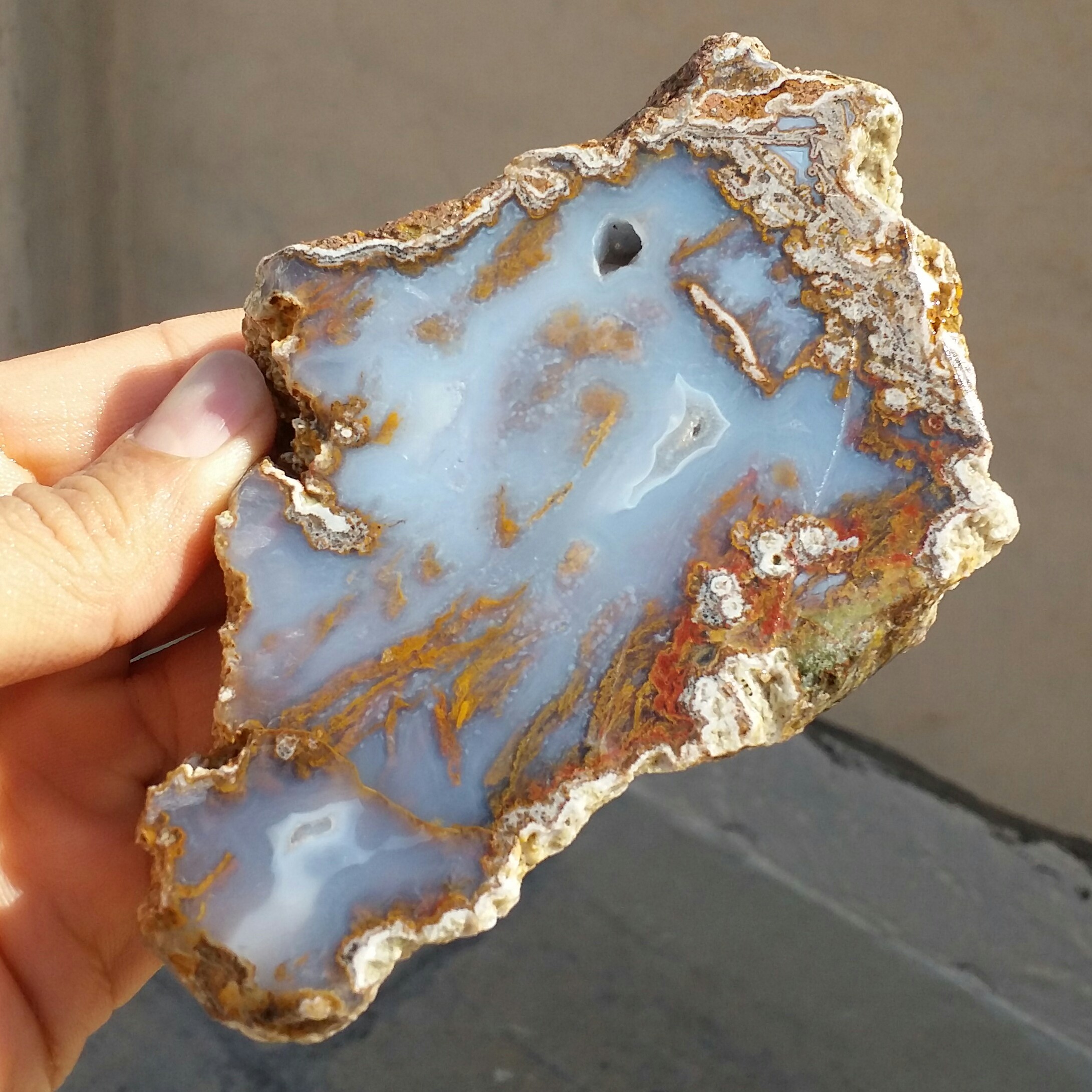 اسلایس سنگ راف عقیق شجر منظره با قابلیت ساخت چندین اسلایس و نگین تصویر از دوطرف سنگ  
 100 در 100 طبیعی  
کد 11688