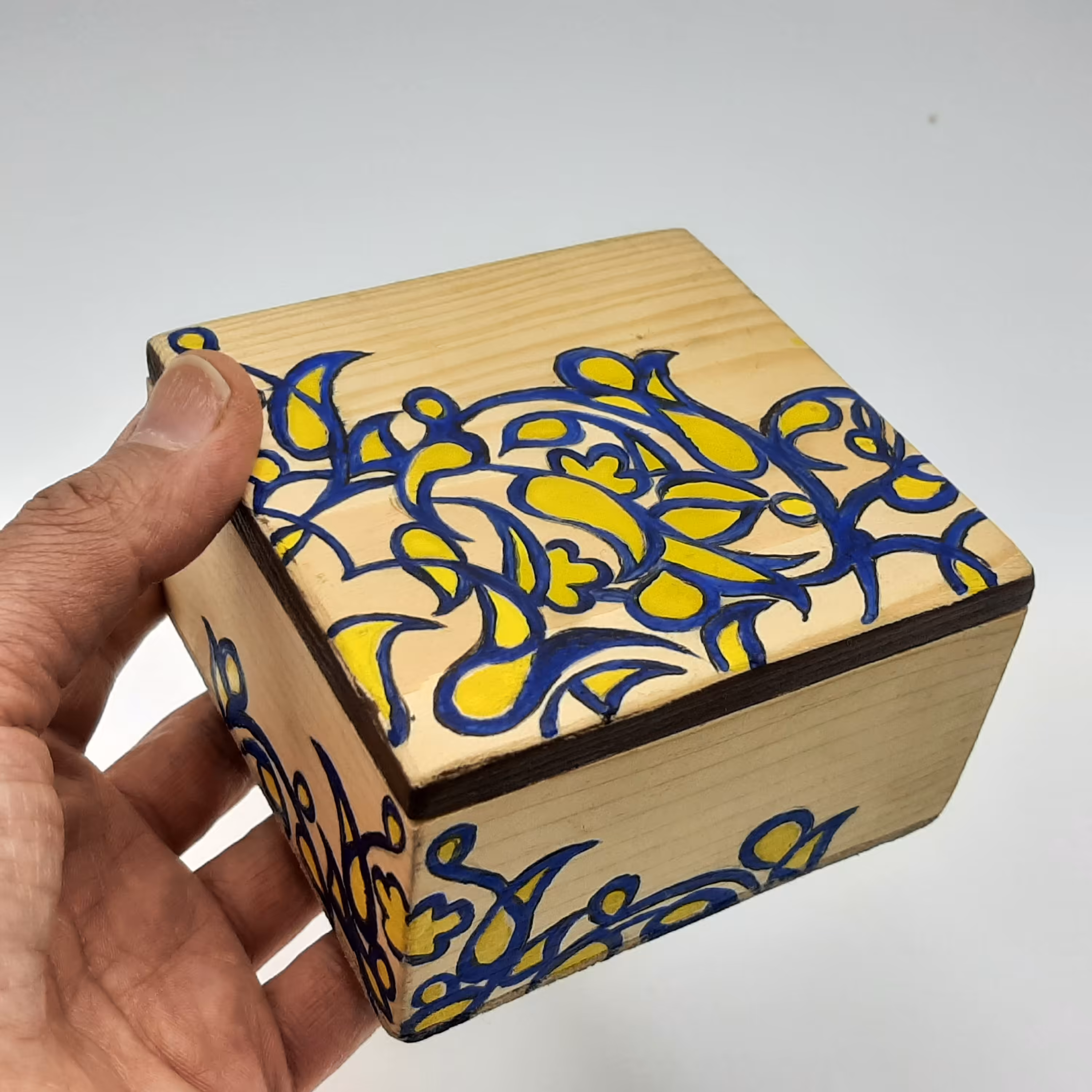جعبه چوب روس با تزیین نقاشی.
