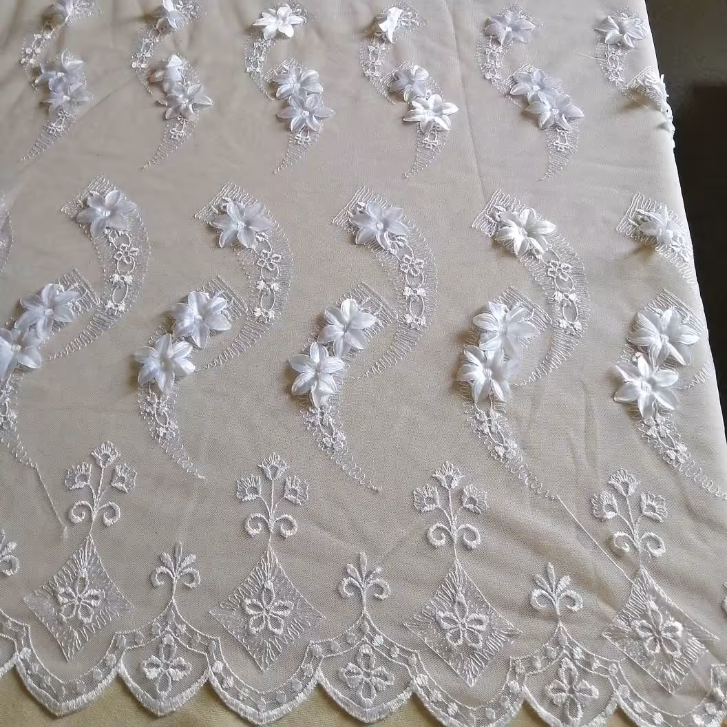 تور لباسی گل برجسته کره ای بالا و پایین دالبر سفید  عرض 140 طول 150 سانتی متر